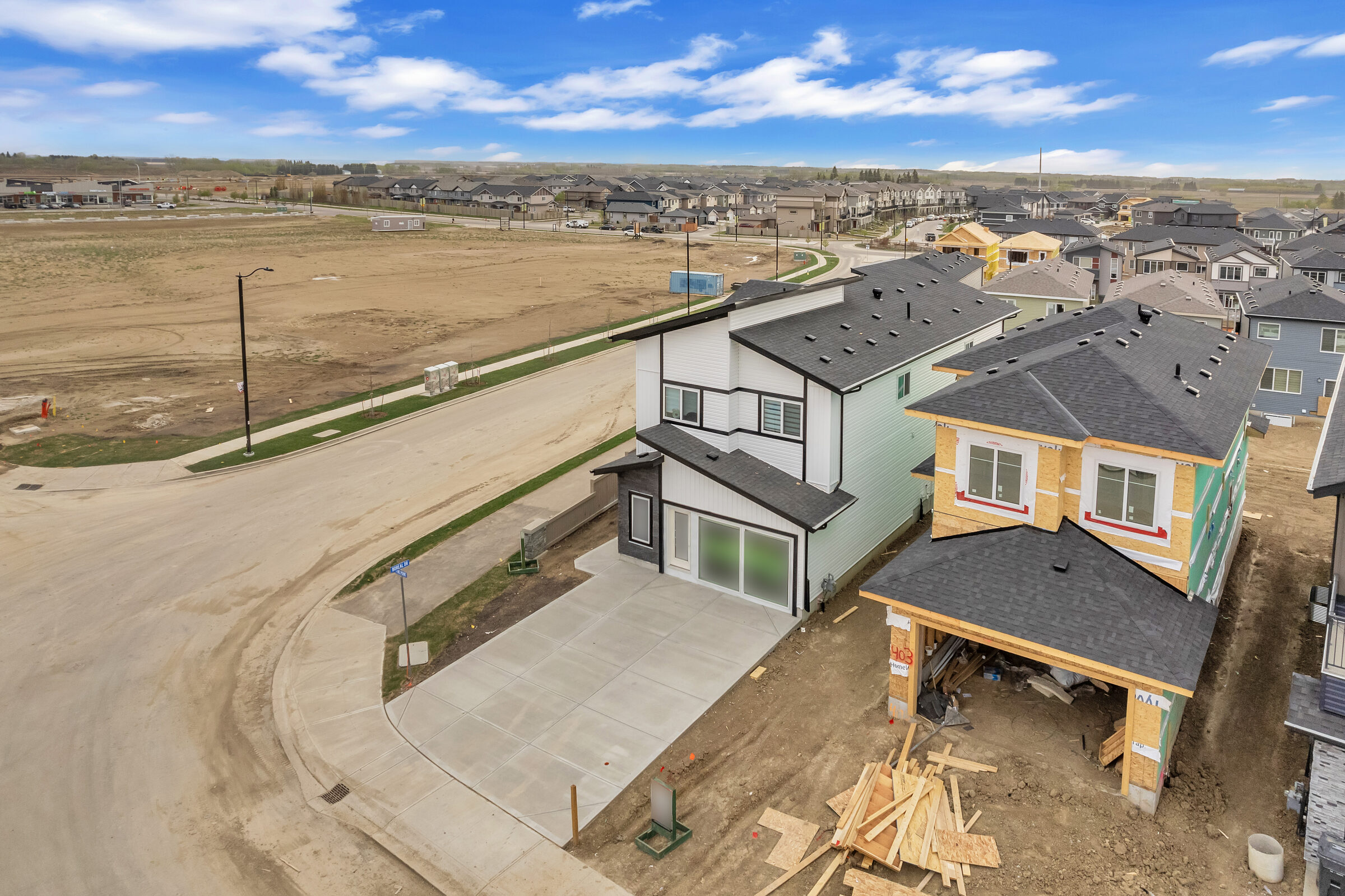Walkout home backing directly onto the Woodbend pond reserve